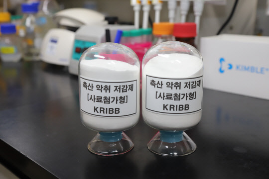 한국생명공학연구원은 축산 배설물 악취를 줄이고 축산 농가 생산성을 높일 수 있는 사료 첨가제 생산 기술을 개발했다. 사진은 연구팀이 개발한 천연 단백질 분해효소 기반의 축산악취 저감 사료첨가제.  생명연 제공